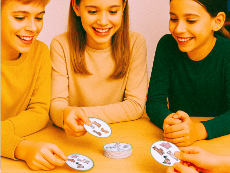 mise en situation du jeu pédagogique dobble ou symbole commun